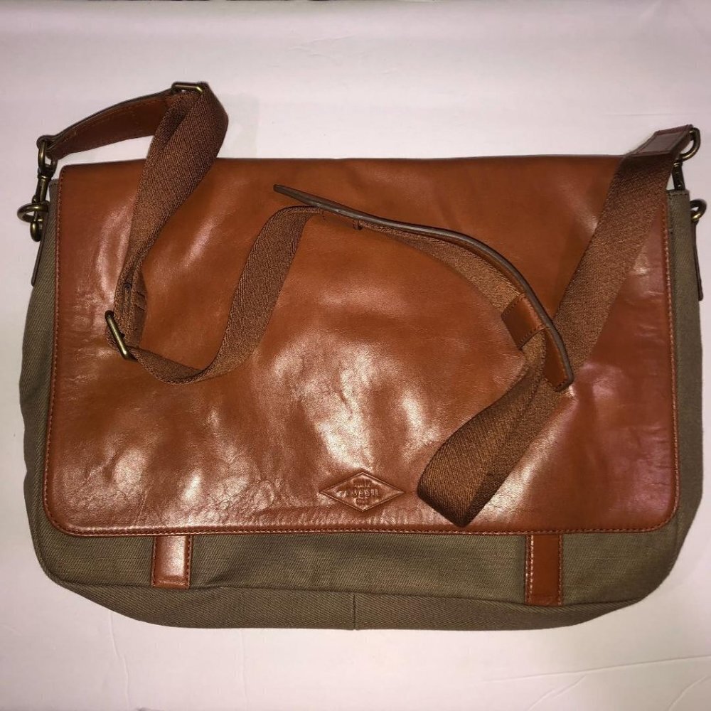 𝅺NWOT Fossil Aiden Leather Messenger Bag brown